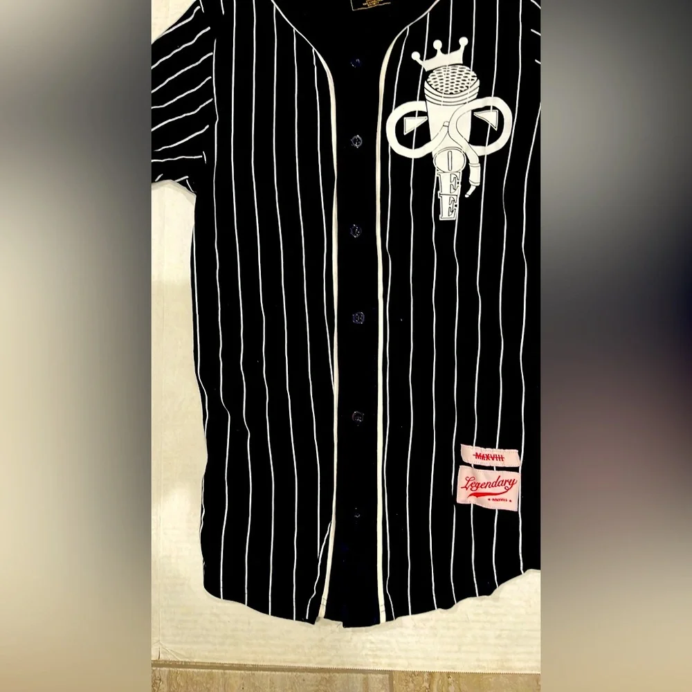 Switch Remarkable Legendary Black & White Pinstriped Shirt with Logo.    SIZE L - Picture 11 of 11